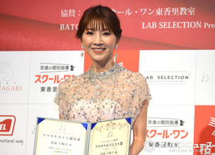60歳・君島十和子、美しさの秘けつは“好奇心”　抜群のスタイル際立つ煌びやかな衣装に会場からため息も