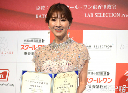 60歳・君島十和子、美しさの秘けつは“好奇心”　抜群のスタイル際立つ煌びやかな衣装に会場からため息も