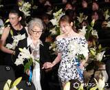 「福原遥、777本の百合の中で倍賞千恵子をエスコート　観客ににっこり笑顔で対応」の画像1