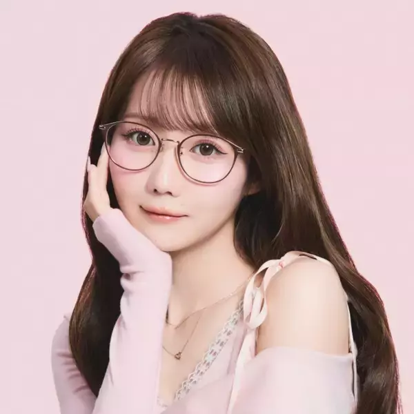 かけるだけで“ビジュ盛れ”「中顔面短縮メガネ」発売　＝LOVE大谷映美里がイメージモデルに就任