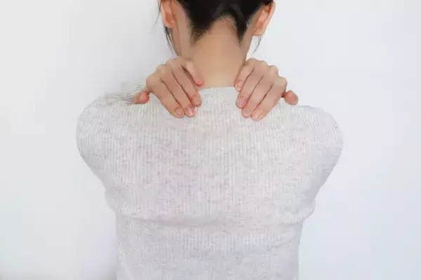 「朝からだる重い…」「夕方になると限界…」慢性的な肩の重さに向き合う肩こりケア