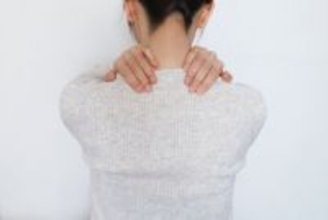 「朝からだる重い…」「夕方になると限界…」慢性的な肩の重さに向き合う肩こりケア