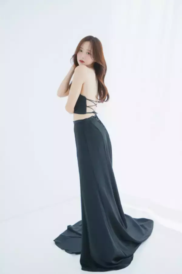 森香澄、ほっそりとした二の腕＆美背中あらわな黒ドレス姿　美しい“どすっぴん”ショットも披露