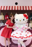 「Her lip to×HELLO KITTY、ポップアップがオープン　キティ＆小嶋陽菜の2ショット公開」の画像1