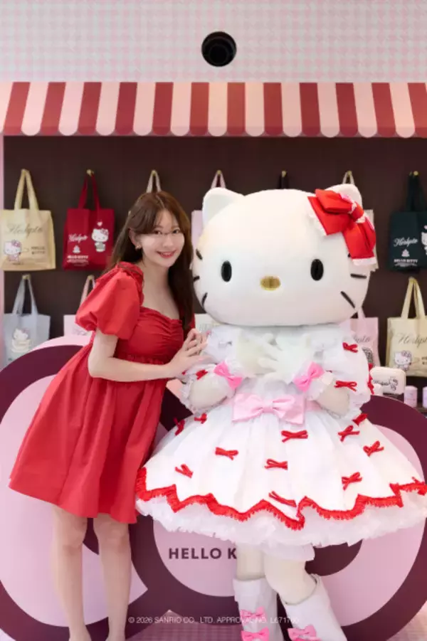 Her lip to×HELLO KITTY、ポップアップがオープン　キティ＆小嶋陽菜の2ショット公開