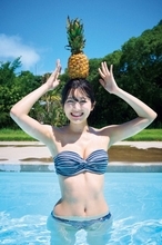 大西桃香、久しぶりのグラビア挑戦　黒のワンピース水着に「大人じゃん（笑）」