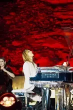 YOSHIKI、サウジアラビアで日本人初の歴史的公演　世界遺産が紅に染まる　新曲サプライズ披露も【セットリスト】