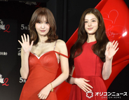 TWICE・MOMO＆SANA、『プラダを着た悪魔2』のジャパンアンバサダーに就任　真っ赤なドレスで花添える