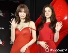 TWICE・MOMO＆SANA、『プラダを着た悪魔2』のジャパンアンバサダーに就任　真っ赤なドレスで花添える