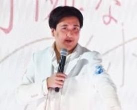 カカロニ栗谷、子供の誕生を報告　大悟の番組で妻とのツーショットも「ずっと笑える夫婦で」