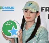 「八木莉可子、初のファミマ旗艦店の制服姿で笑顔振りまく「動きやすくて機能性もある」」の画像1