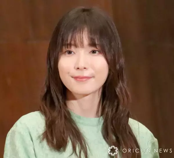 松岡茉優、明るめヘアの“イメチェン”姿に反響「めちゃくちゃ似合ってる！」「髪色もヘアスタイルもかわいすぎ」