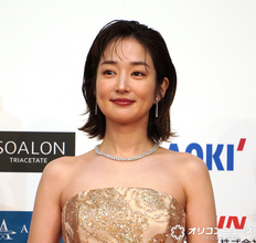 高梨臨、背中ばっくりのゴールドドレス披露「これを着て海外旅行に」