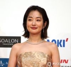 高梨臨、背中ばっくりのゴールドドレス披露「これを着て海外旅行に」