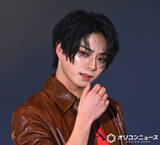 「岩瀬洋志、色気漂うクールビジュアル　レザーロングコートで魅せる」の画像1