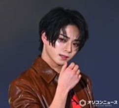 岩瀬洋志、色気漂うクールビジュアル　レザーロングコートで魅せる