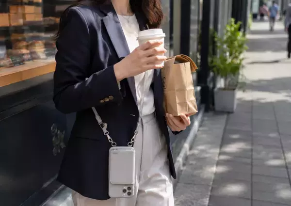「これにしてから荷物減った」外出がラクになるスマホショルダー　“財布いらず”感覚で動ける人気アイテム