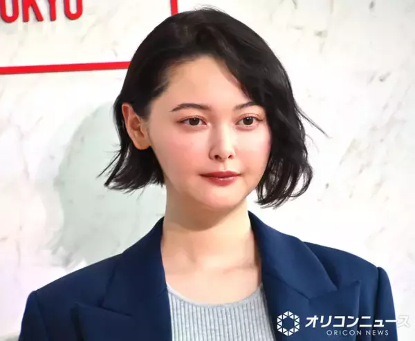 玉城ティナ、美脚をのぞかせた秋コーデ　ラスト20代「楽しんでいきたい！」