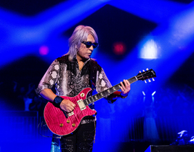 B'z松本孝弘、鮮烈ピンクの新シグネイチャーギター発売決定　14年ぶり“ダブルカッタウェイ”モデル