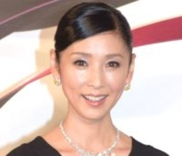 黒木瞳“因縁の相手”と腕組みショット「美の共演」「本当は仲良しなんですね！」