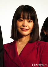 岸井ゆきの、脇腹チラ見せ衣装で登場　“今年中にやりたいこと”明かし共演者から“警告”「危ないよ！」