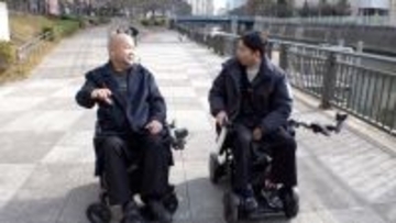 有吉弘行、義足生活のハチミツ二郎と“電動車椅子さんぽ”　現在の暮らしも明かす「今は痛みもないし…」