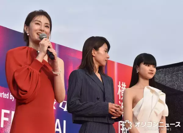 【横浜国際映画祭】黒島結菜＆山崎七海＆北川景子、レッドカーペットで華やかな美の共演