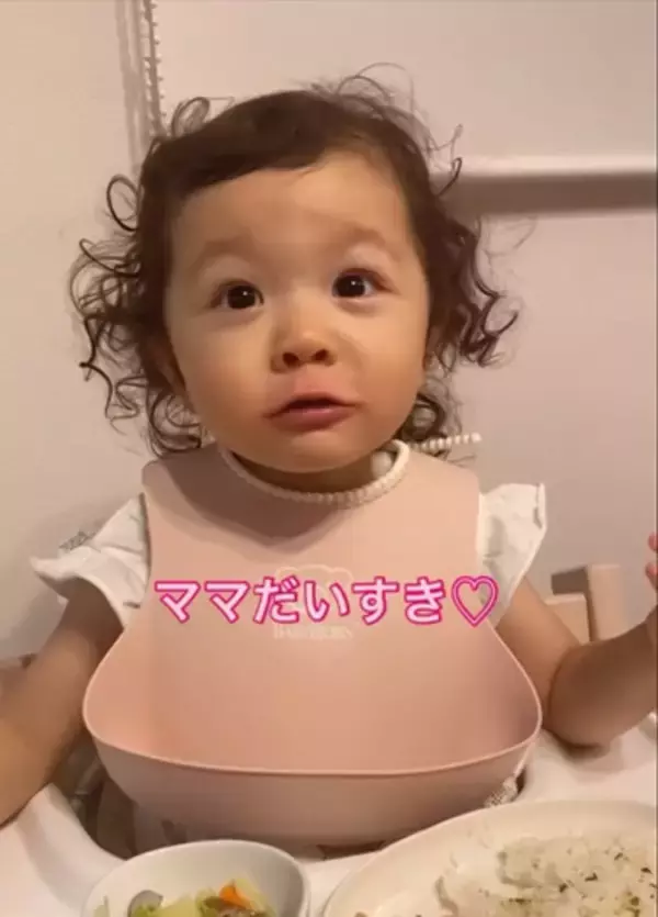 ご飯を食べながら「ママだいすき、パパだいすき」　2歳が何度も伝えてくれた愛おしい時間に「ずっと続いてほしい」