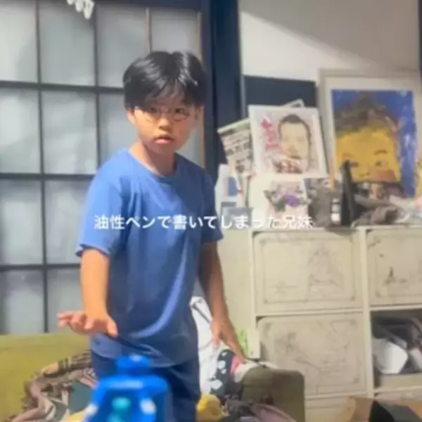 「HIKAKINになりきりたかった…」メガネを書いてしまった兄妹に“油性ペンだよ”と伝えた結果「事の重大さに気づいてなくてかわいい」