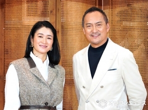 渡辺謙＆小雪、ブランド創始者の止まらない“熱弁”見守る　会場爆笑　銀座でリボンカット出席