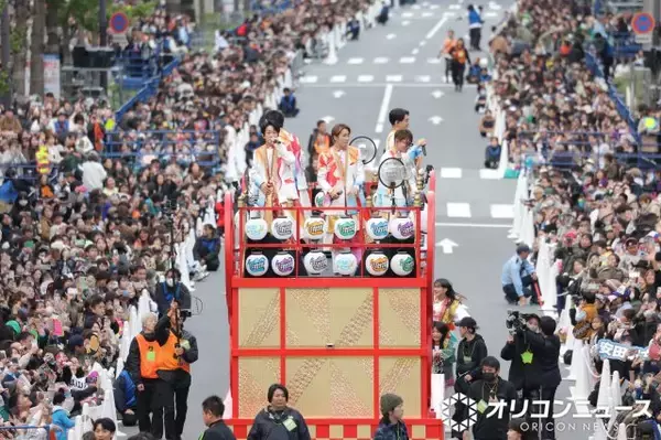 SUPER EIGHT、御堂筋で凱旋熱唱「育ててくれてありがとうございます！」　ファン歓喜【御堂筋ランウェイ】