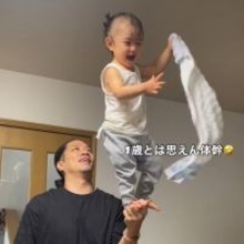 1歳とは思えない体幹…父に支えられ空中でバランスを取る”驚異の身体能力”に「将来は体操選手かな？」「パパの支えもすごい！」