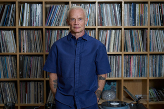 「子どもが夜道を歩いても安全」レッチリのフリー、SNSで日本を大絶賛するも「タトゥーがあると…」