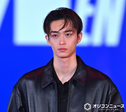 野村康太、さわやかランウェイ　レザーセットアップを着こなす