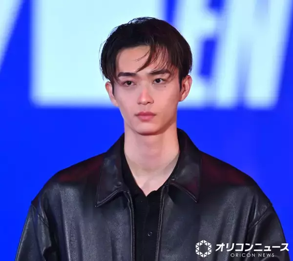 野村康太、さわやかランウェイ　レザーセットアップを着こなす