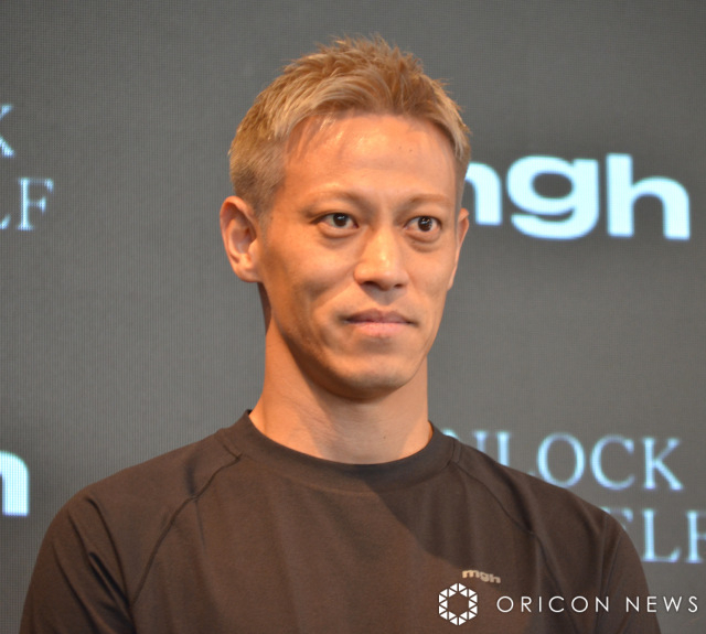 本田圭佑、母校・星稜高のレジェンドとの2ショット公開で反響「世界的に有名なお二人」「お二人共子供の頃から憧れた私のスーパースター」「これは100年に一度の映像ですね！」