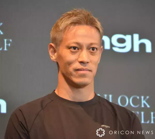 本田圭佑、母校・星稜高のレジェンドとの2ショット公開で反響「世界的に有名なお二人」「お二人共子供の頃から憧れた私のスーパースター」「これは100年に一度の映像ですね！」