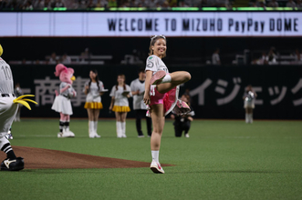 K-1・木村萌那、ホークス戦のセレモニアルピッチに登場　“もな前蹴り”を披露　石井一成は剛速球