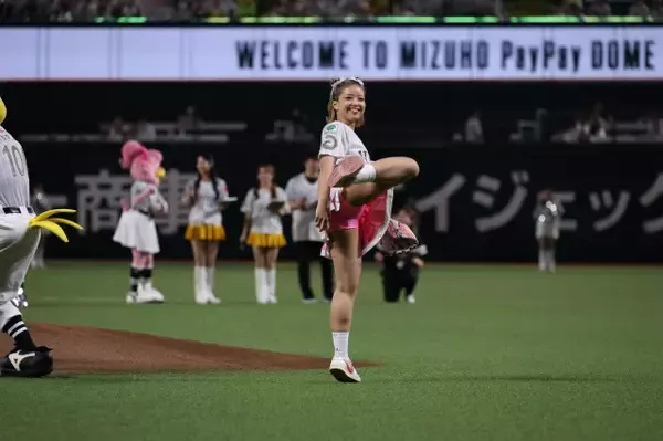 K-1・木村萌那、ホークス戦のセレモニアルピッチに登場　“もな前蹴り”を披露　石井一成は剛速球