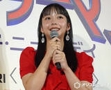 「山之内すず、人生初のレッドカーペット　ピンヒールでランウェイかっ歩」の画像1