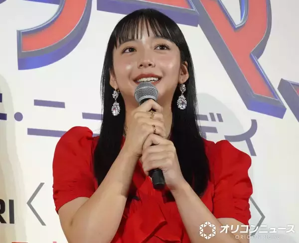 山之内すず、人生初のレッドカーペット　ピンヒールでランウェイかっ歩