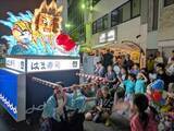「はま寿司、「青森ねぶた祭」で“オリジナルねぶた”を初運行」の画像1