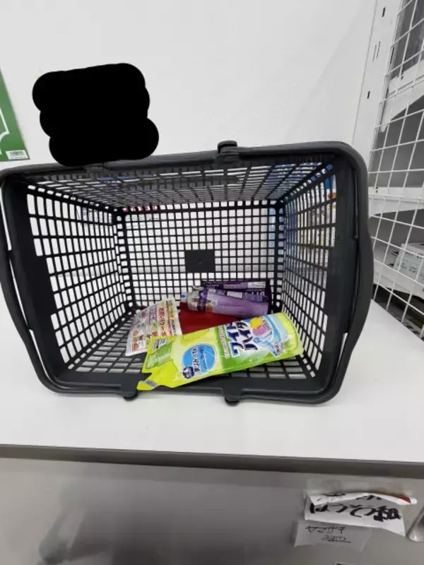「涙が出そうに…」車椅子ユーザーの買い物カゴを“あえて倒した”店員　さりげない配慮に2.7万いいね
