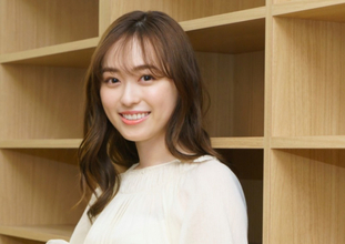 久保建英と電撃婚の福原遥、過去に語っていた“家族観”「40代、50代くらいで世界一周旅行も…」