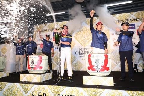 福岡ソフトバンクホークスが2年連続日本一に　ビールかけで笑顔はじける
