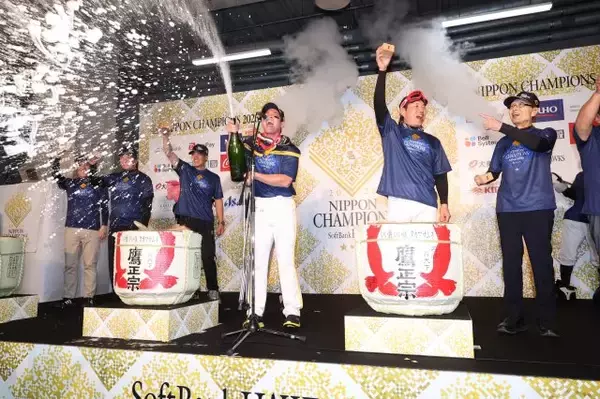 福岡ソフトバンクホークスが2年連続日本一に　ビールかけで笑顔はじける