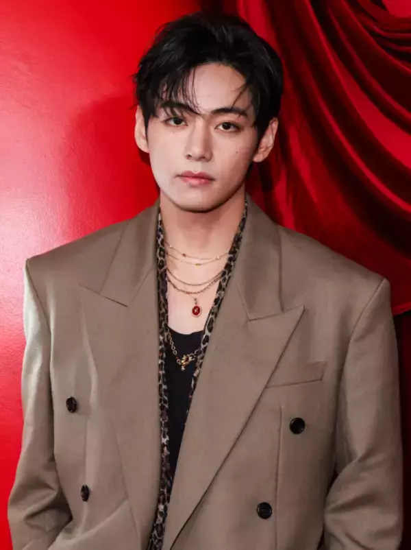 BTS・V、パク・ボゴム＆スジとの3ショット公開でファン歓喜「最高です神様ありがとう」「ニコニコ笑顔が可愛すぎる」　TWSとのわちゃわちゃも