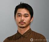 「東出昌大、長髪＆ひげ…現地調達の鹿をワイルドに味わう姿が話題「野趣に富んでる髪型」「山になじむ男」」の画像1