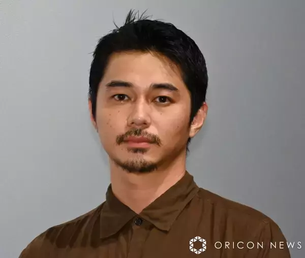 東出昌大、長髪＆ひげ…現地調達の鹿をワイルドに味わう姿が話題「野趣に富んでる髪型」「山になじむ男」