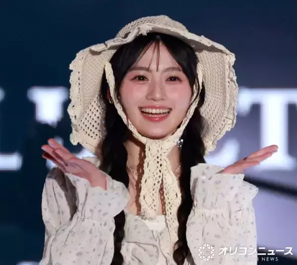 【TGC】乃木坂46・川崎桜、ドールライクな着こなしでランウェイ　両手投げキスで会場魅了